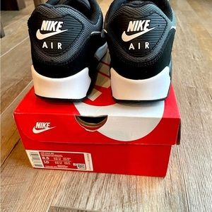 Nike air max 90s like new.